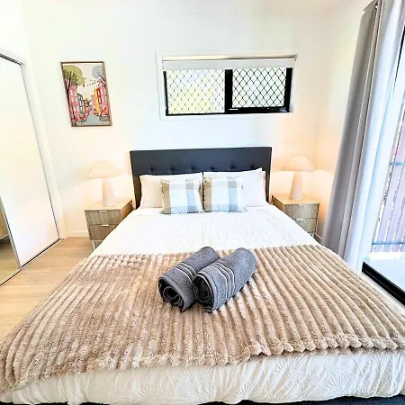 1em Abnb-style 5br, 2 Parking-patio, 5 Mins To Westfield Holiday home *