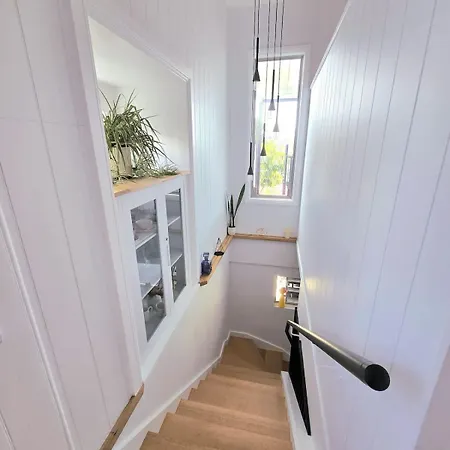 Beautiful 2 Story, 4 Bed House, Pool & Views * Brisbane