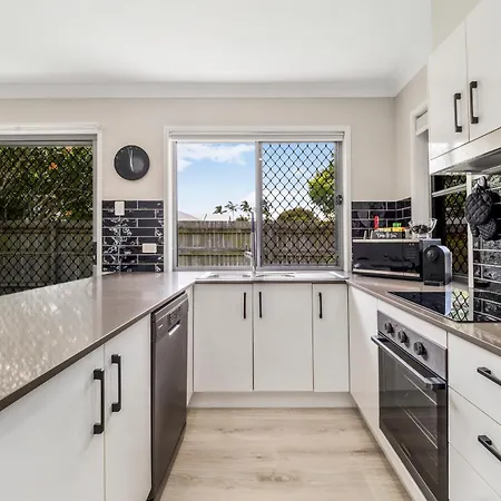 3 Bedroom Fully Renovated Away From * Brisbane