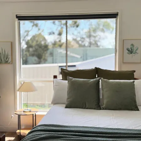 Guest house In Belmont | Easy To & Airport 3*