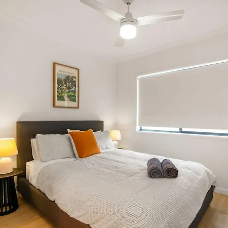 Holiday home 1em Abnb-style 5br, 2 Parking-patio, 5 Mins To Westfield