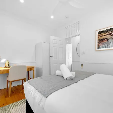 4 Bed Queenslander Views Walk To Suncorp Deck + Parking Holiday home *