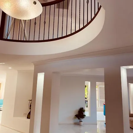 Carindale Family Home, Private Pool, Leisure Villa *