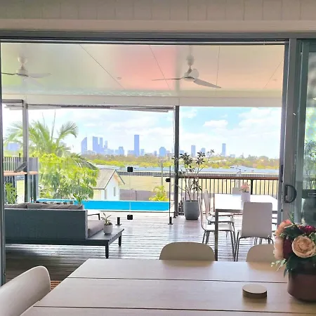 Beautiful 2 Story, 4 Bed House, Pool & Views * Brisbane