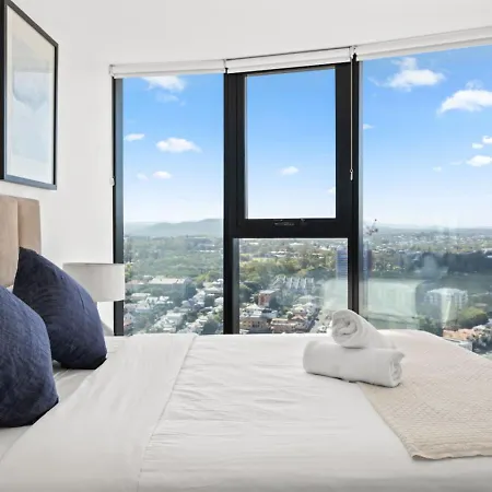 Modern Skyline 3br With Pool Gym And Tub Holiday home