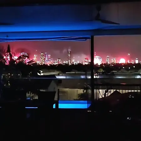 Beautiful 2 Story, 4 Bed House, Pool & Views * Brisbane