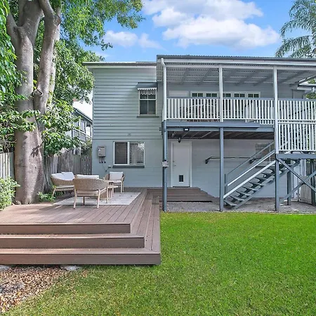 Strathendrick - Timeless Queenslander Haven Near Cbd Holiday home *