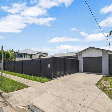 Holiday home 3 Bedroom Fully Renovated Away From *
