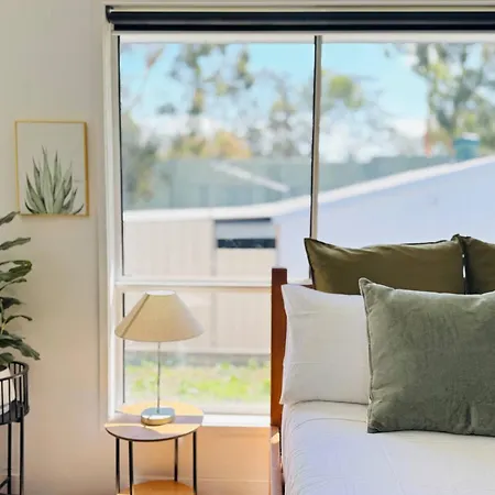 In Belmont | Easy To & Airport Guest house 3*