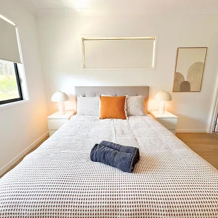 Holiday home 1em Abnb-style 5br, 2 Parking-patio, 5 Mins To Westfield