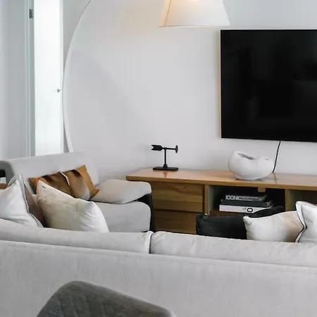 Modern Skyline 3br With Pool Gym And Tub