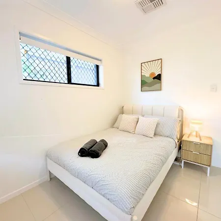 Holiday home 1em Abnb-style 5br, 2 Parking-patio, 5 Mins To Westfield