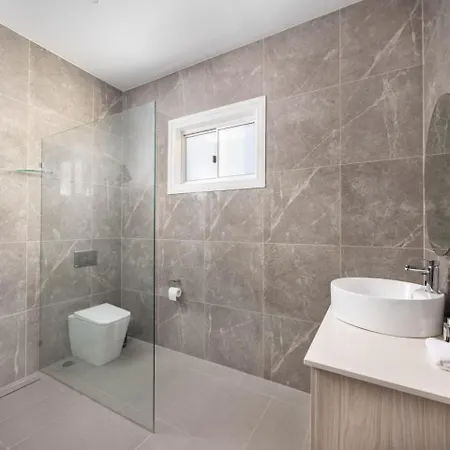 Holiday home 6mil Luxe Hilltop 6 Bedroom Heritage Mansion *