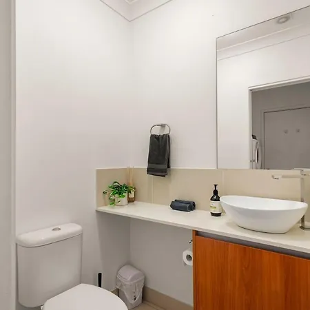 Holiday home 1em Abnb-style 5br, 2 Parking-patio, 5 Mins To Westfield