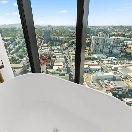 Modern Skyline 3br With Pool Gym And Tub Holiday home Brisbane
