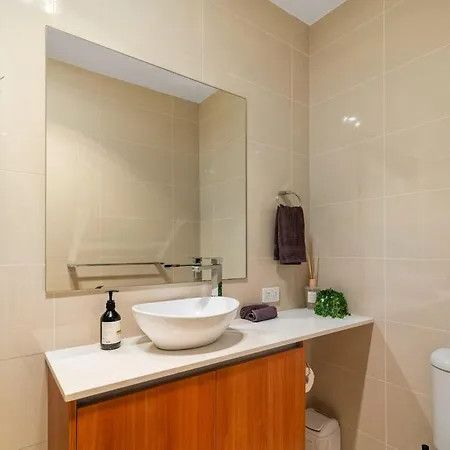 Holiday home 1em Abnb-style 5br, 2 Parking-patio, 5 Mins To Westfield