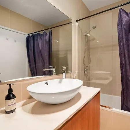 Holiday home 1em Abnb-style 5br, 2 Parking-patio, 5 Mins To Westfield