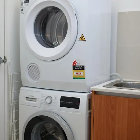 1em Abnb-style 5br, 2 Parking-patio, 5 Mins To Westfield Holiday home
