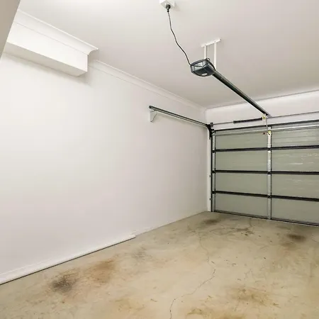 Holiday home 1em Abnb-style 5br, 2 Parking-patio, 5 Mins To Westfield