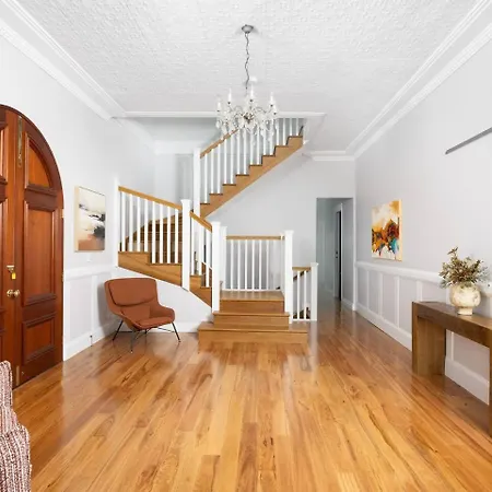 Holiday home 6mil Luxe Hilltop 6 Bedroom Heritage Mansion Brisbane