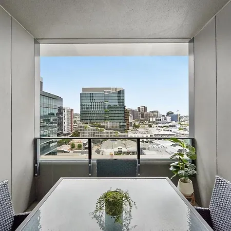 Modern 2 Bedroom - Short Stroll To St Apartment Brisbane