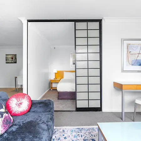 Bright Inner-city Near River View Apartment *