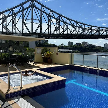 Stunning Views Over River, Kangaroo Point And Story Bridge *