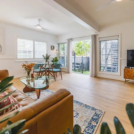 Stylish, Spacious Retreat With Plunge Pool - Casa Cranbrook Apartment