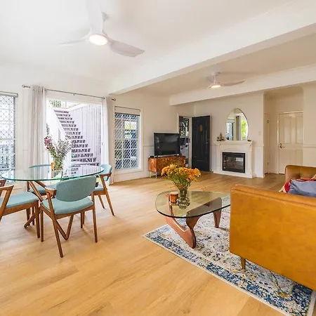 Stylish, Spacious Retreat With Plunge Pool - Casa Cranbrook Apartment *