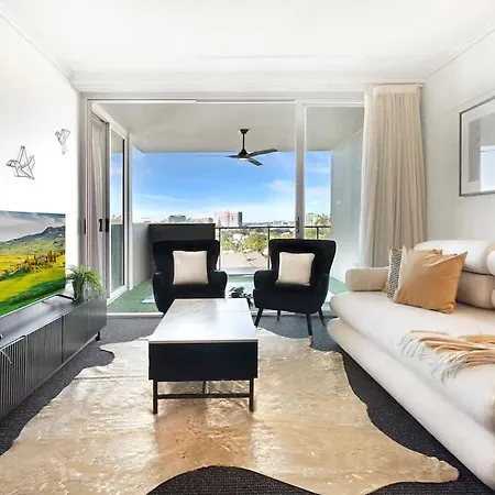 Spring Hill 2br, 2ba Retreat Sleeps 6 - Walk To Cbd With Pool, Free Parking, Balcony, Views, Fast Wi-fi & Gym Brisbane