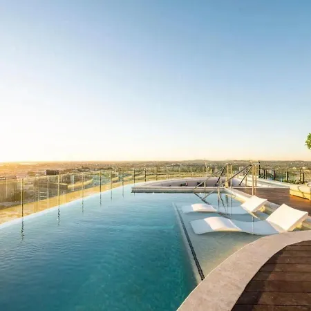 Style Infinity Pool Gym Chic 1 Bedroom Apartment