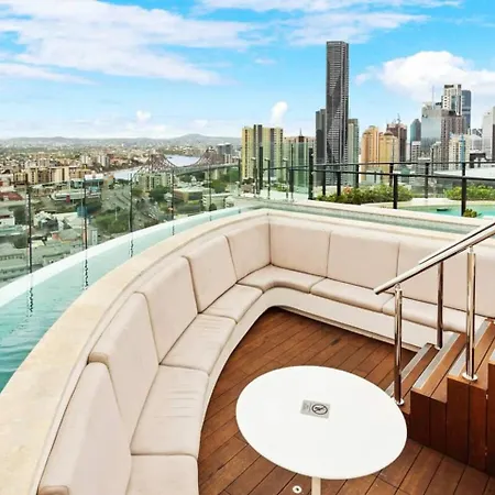 Valley Getaway - Rooftop Pool - Parking - Sleeps 6 *