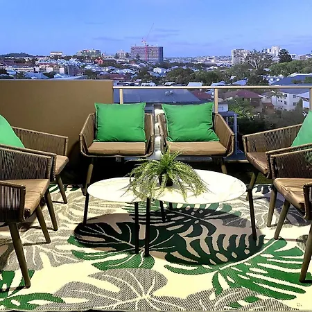 Spring Hill 2br, 2ba Retreat Sleeps 6 - Walk To Cbd With Pool, Free Parking, Balcony, Views, Fast Wi-fi & Gym Apartment *