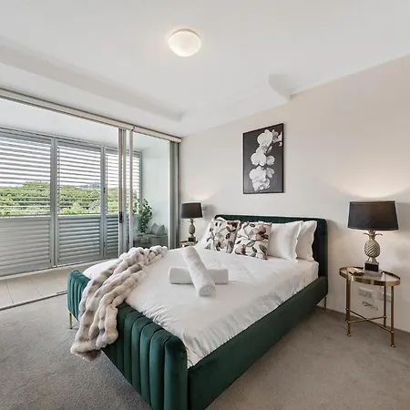 Stylish Roma Parklands Retreat - Stunning Park Views From Every Room, Heated Pool, Gym, Private Carpark, Suncorp Stadium, 10 Min Walk To Cbd Brisbane