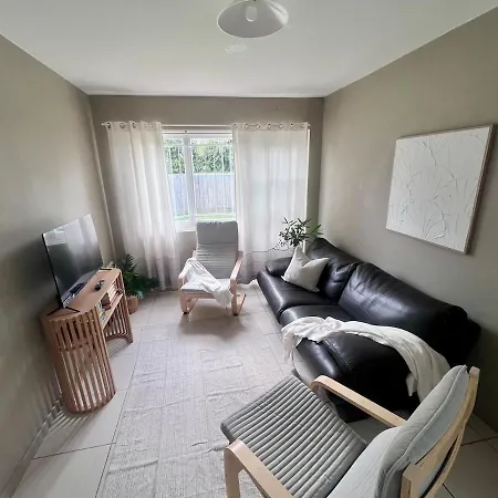 Apartment U5-traditional Qld Unit With Backyard-fresh-quiet Leafy Centre-newac Smarttv *