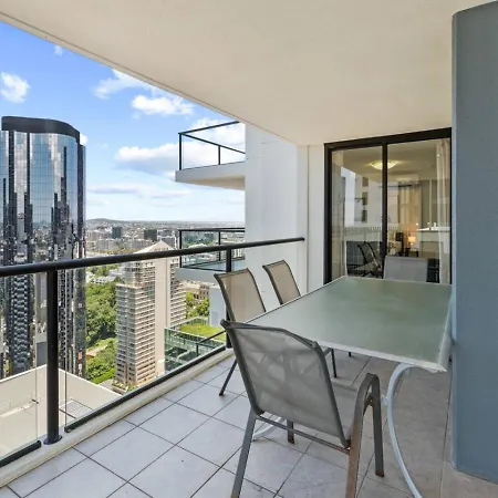 Luxury High Rise 2br In Cbd Apartment