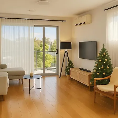 Views, Modern 2br, Balcony & Pool * Brisbane