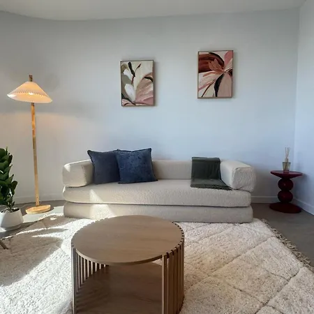 Luxe 2br With Rooftop Pool And Cbd View Apartment