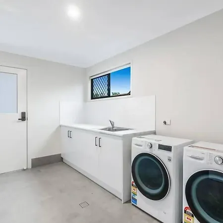 Homestay Cozy Sunnybank Base - Unit 3 | Near Shops & Eats *