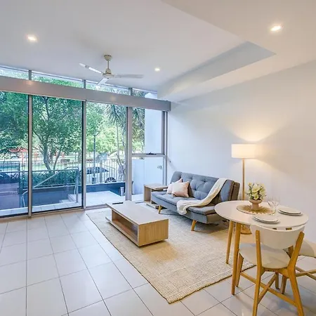 Modern 1br Retreat - Pool, Gym, Parking - Walk To South Bank Apartment