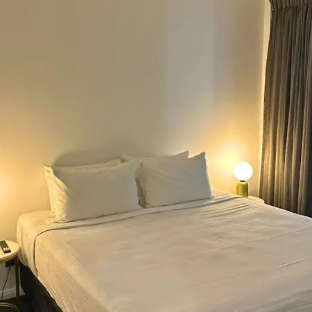 Luxury 2 Bedroom Retreat With Pool And Gym Access *