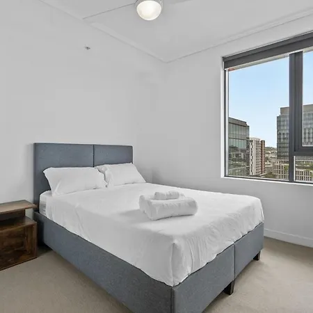 Modern 2 Bedroom - Short Stroll To St