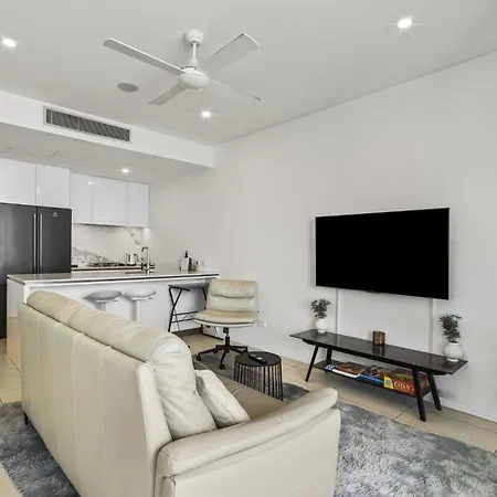 Stylish 2-bed In South Apartment *