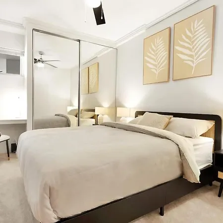 Spring Hill 2br, 2ba Retreat Sleeps 6 - Walk To Cbd With Pool, Free Parking, Balcony, Views, Fast Wi-fi & Gym