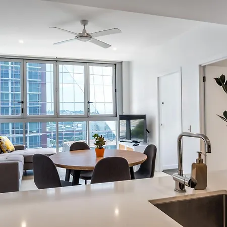 Fortitude Valley Escape With Pool, Gym & Parking