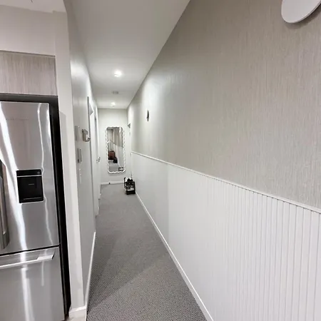 24 Bromley St Private In A Luxurious Shared Apartment Brisbane