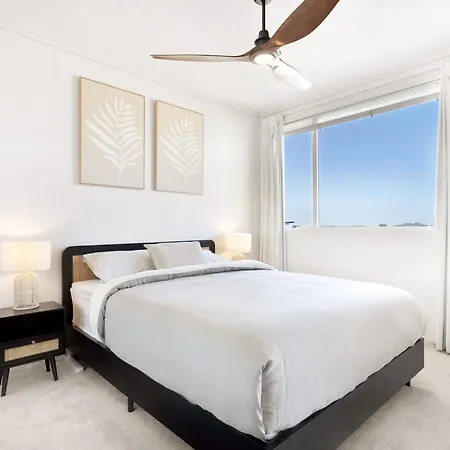 Spring Hill 2br, 2ba Retreat Sleeps 6 - Walk To Cbd With Pool, Free Parking, Balcony, Views, Fast Wi-fi & Gym Apartment Brisbane