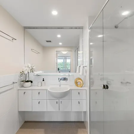 Stylish Roma Parklands Retreat - Stunning Park Views From Every Room, Heated Pool, Gym, Private Carpark, Suncorp Stadium, 10 Min Walk To Cbd * Brisbane
