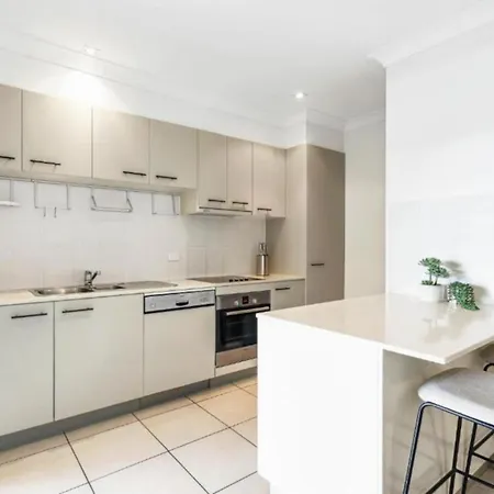 Lovely 3-bed With Alfresco Dining By Custom Hosting Apartment