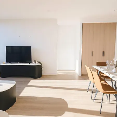 Milton Oasis Level 16- Luxury Near Milton Station Apartment *